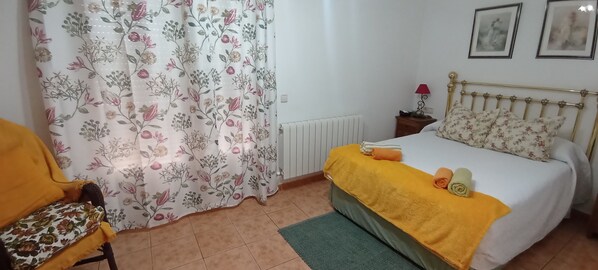 5 habitaciones, tabla de planchar con plancha y ropa de cama 