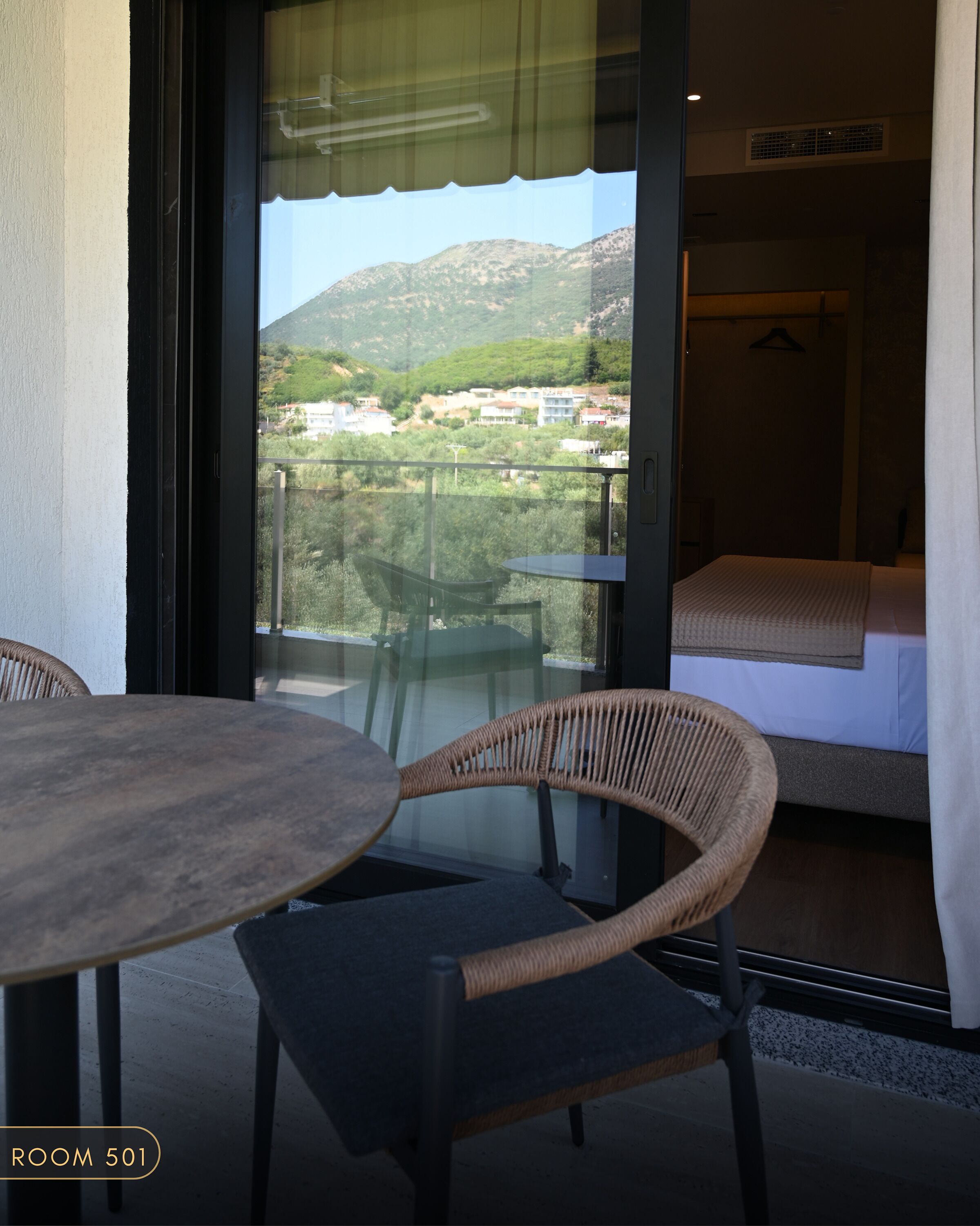 Habitación triple clásica, vistas a la montaña | Restaurante al aire libre