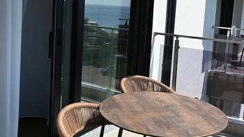 Habitación cuádruple clásica, vista al mar | Restaurante al aire libre