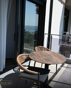 Outdoor dining - Elmare Hotel  (Himarë)
