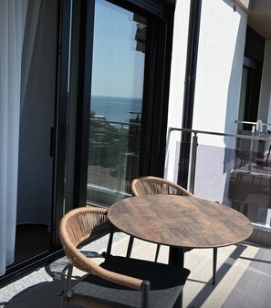 Classic Quadruple Room, Sea View | Outdoor dining - Elmare Hotel  (Himarë)