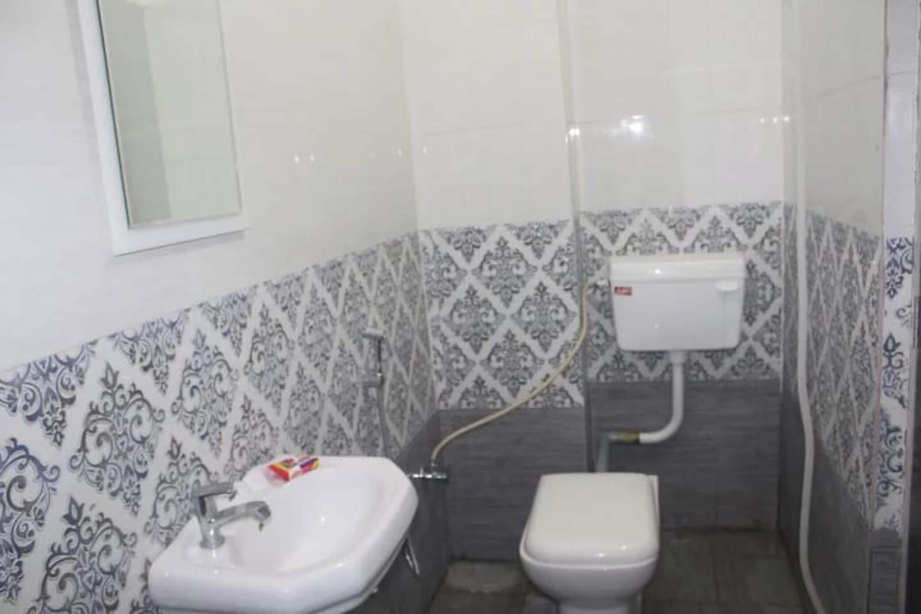 Shower, free toiletries, towels