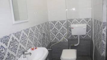 Shower, free toiletries, towels