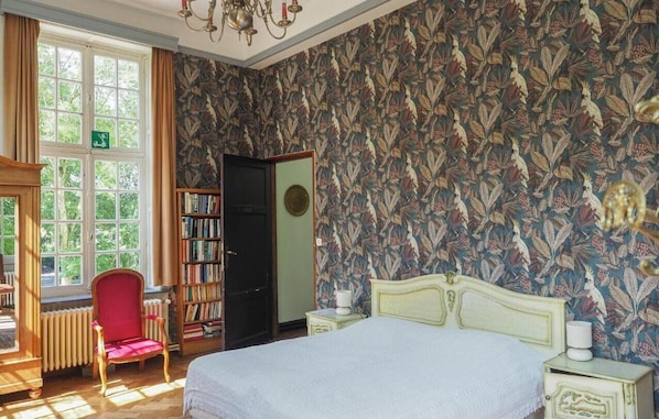 9 bedrooms, internet, bed sheets