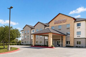 A multi-story hotel with a covered entrance and a sign reading 'Haythorn Extended Stay'. - Hawthorn Extended Stay by Wyndham Brownsville (Los Fresnos)