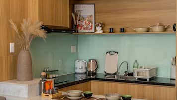 Luxury Studio, City View | Private kitchen | Fridge, microwave, stovetop, cookware/dishes/utensils