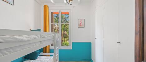 7 chambres, fer et planche à repasser, Wi-Fi, draps fournis