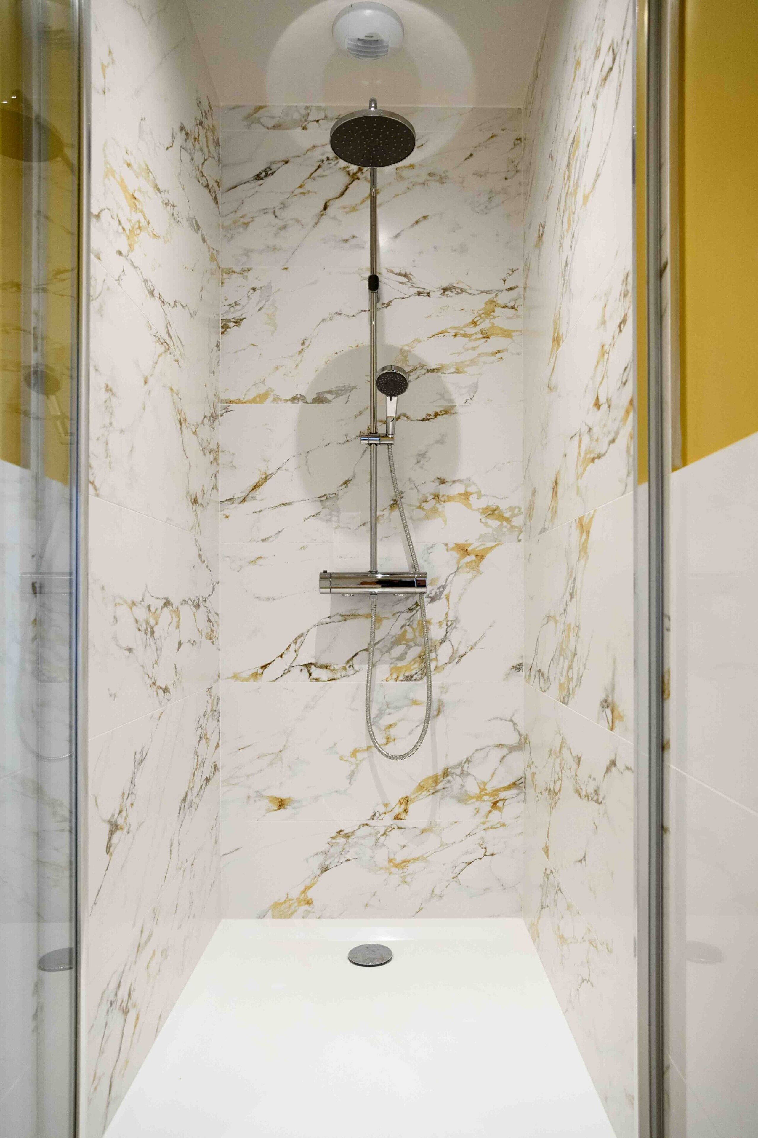 Een douche, een haardroger, handdoeken