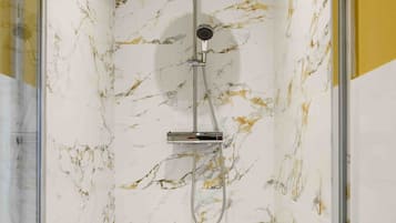 Een douche, een haardroger, handdoeken