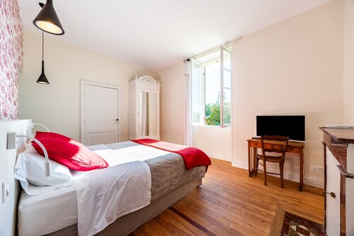 Château Haut Cazevert Guesthouse with Private Pool, Wi-Fi, and Air Conditioning