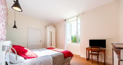 Château Haut Cazevert Guesthouse with Private Pool, Wi-Fi, and Air Conditioning