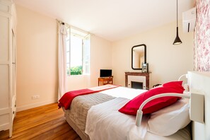4 bedrooms, WiFi, bed sheets - Château Haut Cazevert Guesthouse with Private Pool, Wi-Fi, and Air Conditioning (Blasimon)
