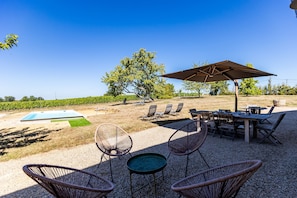 Outdoor dining - Château Haut Cazevert Guesthouse with Pool, Wi-Fi, and Air Conditioning (Blasimon)