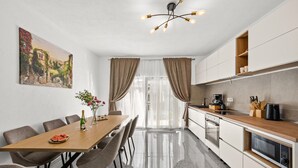 Coffee/tea maker, fridge, microwave, oven - Stunning home in Kakma (Kakma)