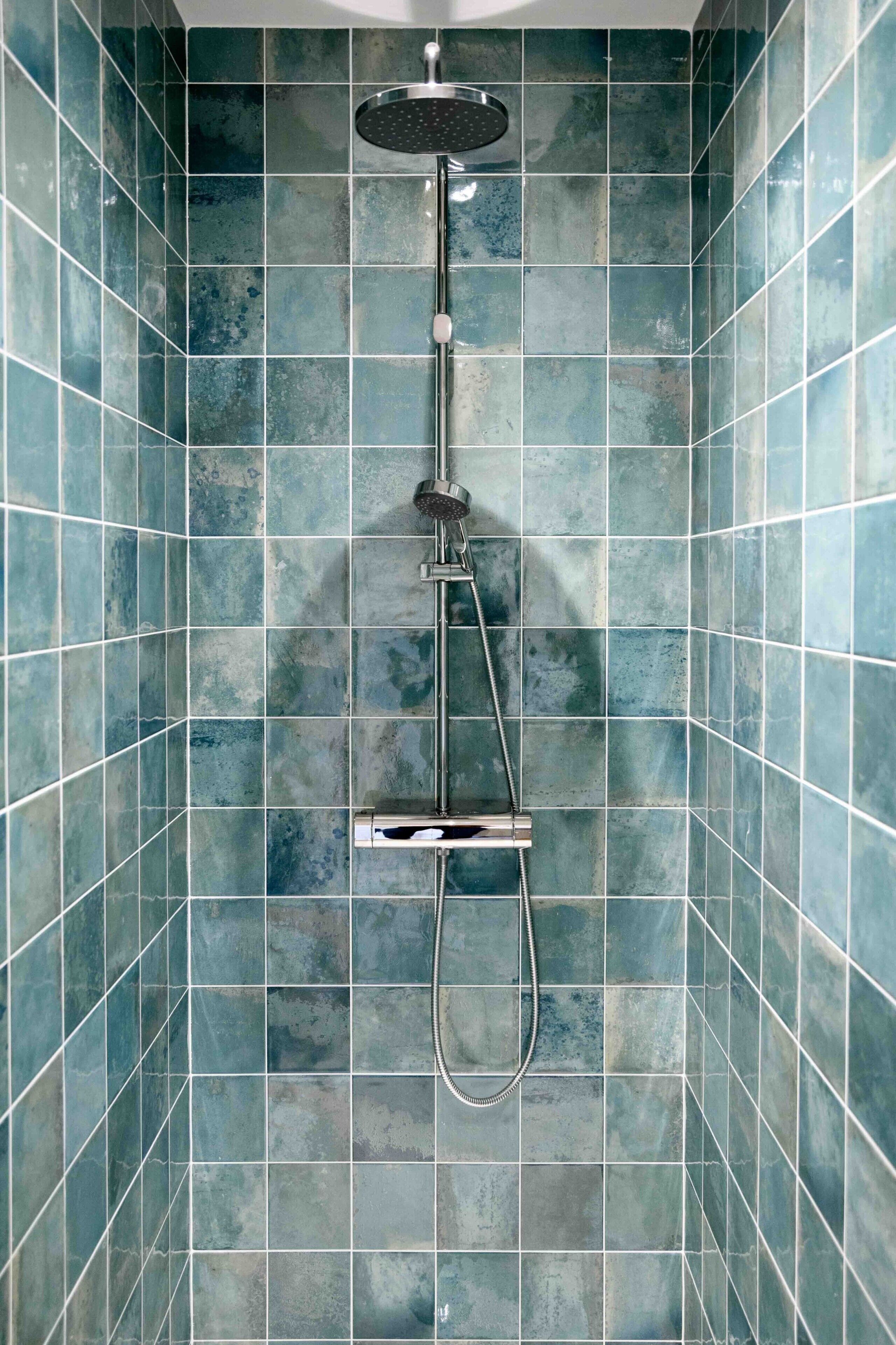 Douche, sèche-cheveux, serviettes fournies