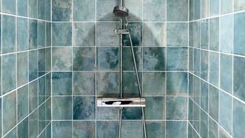 Douche, sèche-cheveux, serviettes fournies