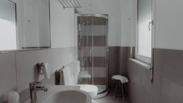Doccia, asciugacapelli, asciugamani, sapone