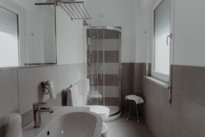 Ducha, secador de pelo, toallas y jabón