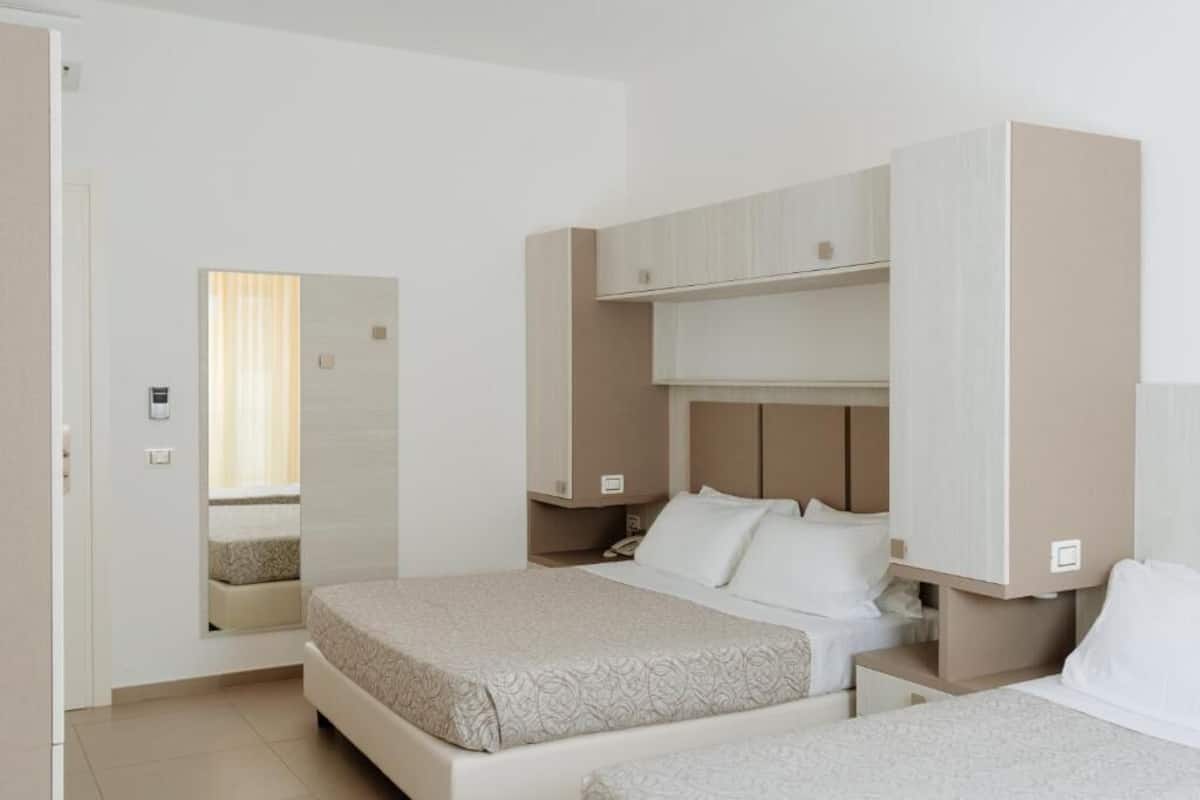 Caja fuerte, escritorio, wifi gratis y ropa de cama
