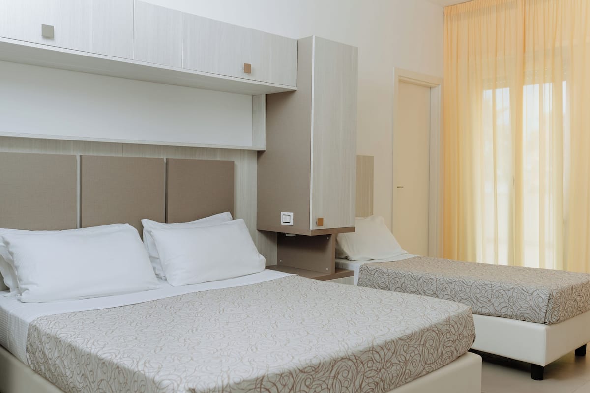 Habitación triple, balcón | Caja de seguridad en la habitación, escritorio y wifi gratis