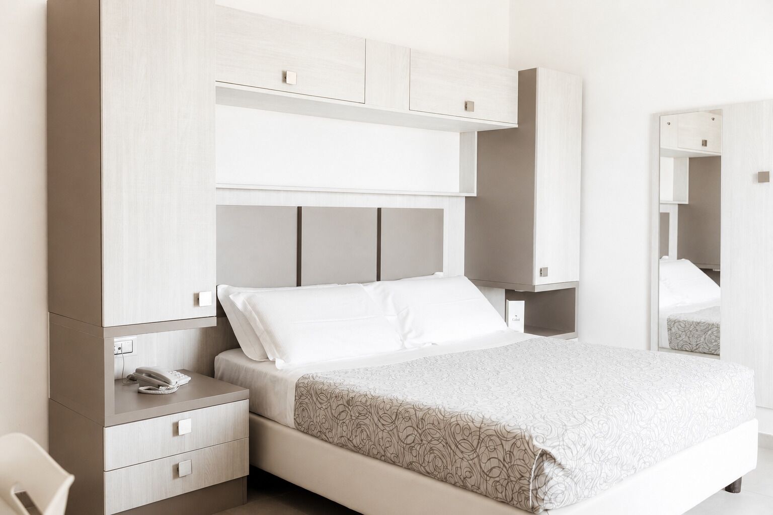 Habitación con 1 cama doble o 2 individuales, balcón | Caja fuerte, escritorio, wifi gratis y ropa de cama