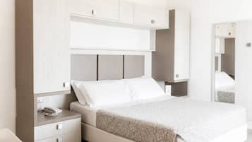 Habitación con 1 cama doble o 2 individuales, balcón | Caja fuerte, escritorio, wifi gratis y ropa de cama