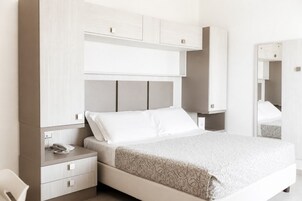 Camera con letto matrimoniale o 2 letti singoli, balcone | Una cassaforte in camera, una scrivania, Wi-Fi gratuito, lenzuola