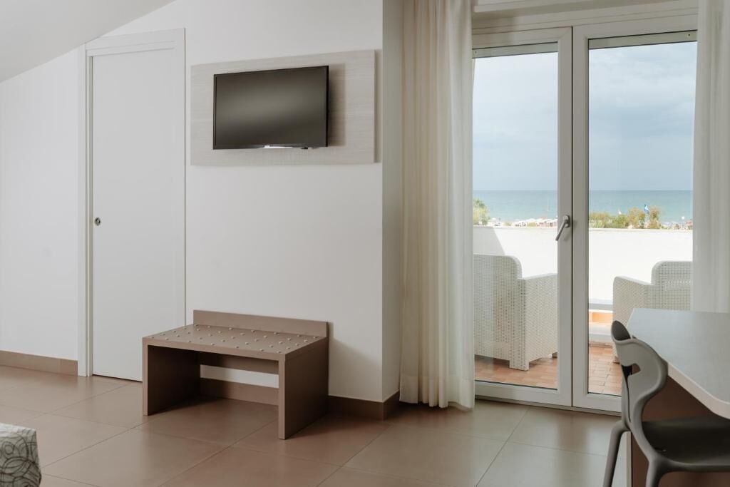 Habitación triple, balcón | Interior