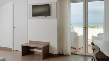 Habitación triple, balcón | Interior