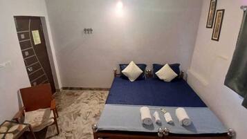 Standard Room | WiFi (free), bed sheets