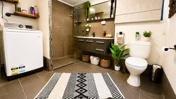 House, 2 Bedrooms, Fireplace | Bathroom