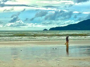 Beach - King Bed Escape by Patong Beach (Tambon Patong)