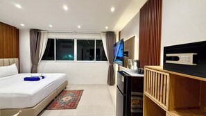 Internet, bed sheets - King Bed Escape by Patong Beach (Tambon Patong)