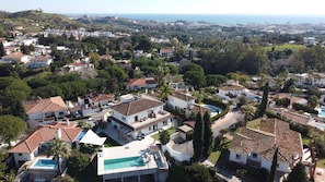 A residential area with houses, a swimming pool, and a view of the sea. - Villa Linn - Modern Family Villa in Mijas (Mijas)