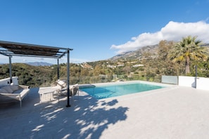A rooftop pool with a pergola and seating area, surrounded by a mountainous landscape. - Villa Linn - Modern Family Villa in Mijas (Mijas)