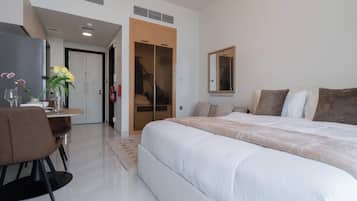 Elite Studio, Balcony, City View | Egyptian cotton sheets, premium bedding, in-room safe, blackout curtains