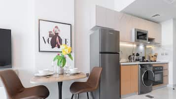 Elite Studio, Balcony, City View | Private kitchen | Electric kettle, toaster, highchair, freezer