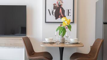 Elite Studio, Balcony, City View | In-room dining