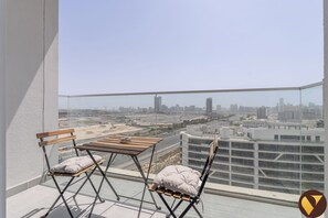 Estudio Elite, balcón, vista a la ciudad | Restaurante al aire libre