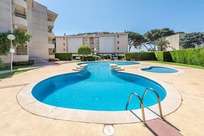 A swimming pool with a circular design, surrounded by a paved area with steps leading into the water. - Can Costelles II - Mediterranean Gem with Sea View (Cambrils)