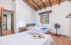 bed - Amazing home in Algarinejo (Algarinejo)