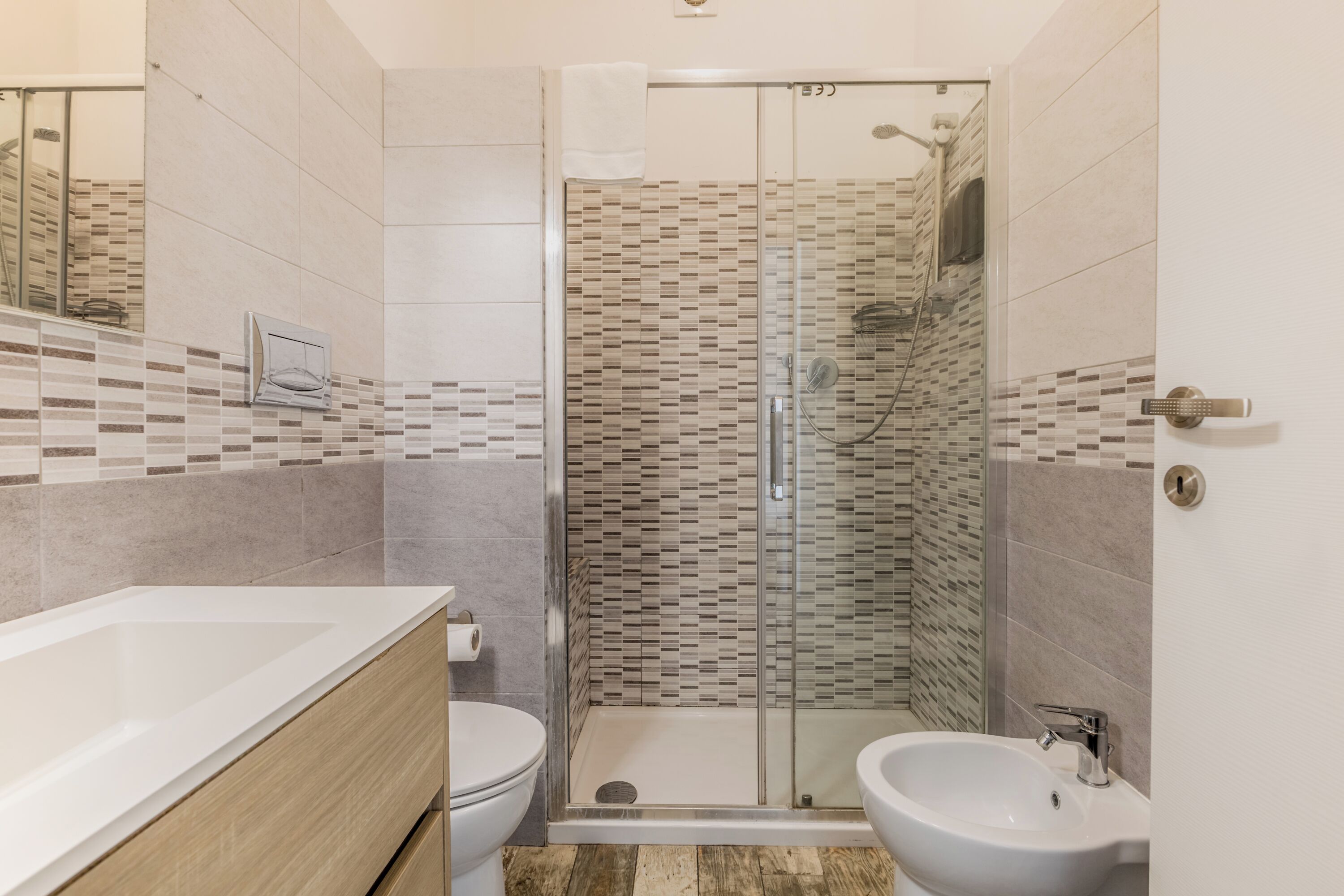 Habitación con 1 cama matrimonial o 2 individuales, balcón | Baño