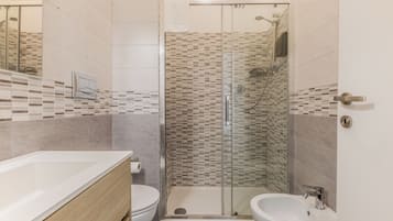 Doppel- oder Zweibettzimmer, Balkon | Badezimmer
