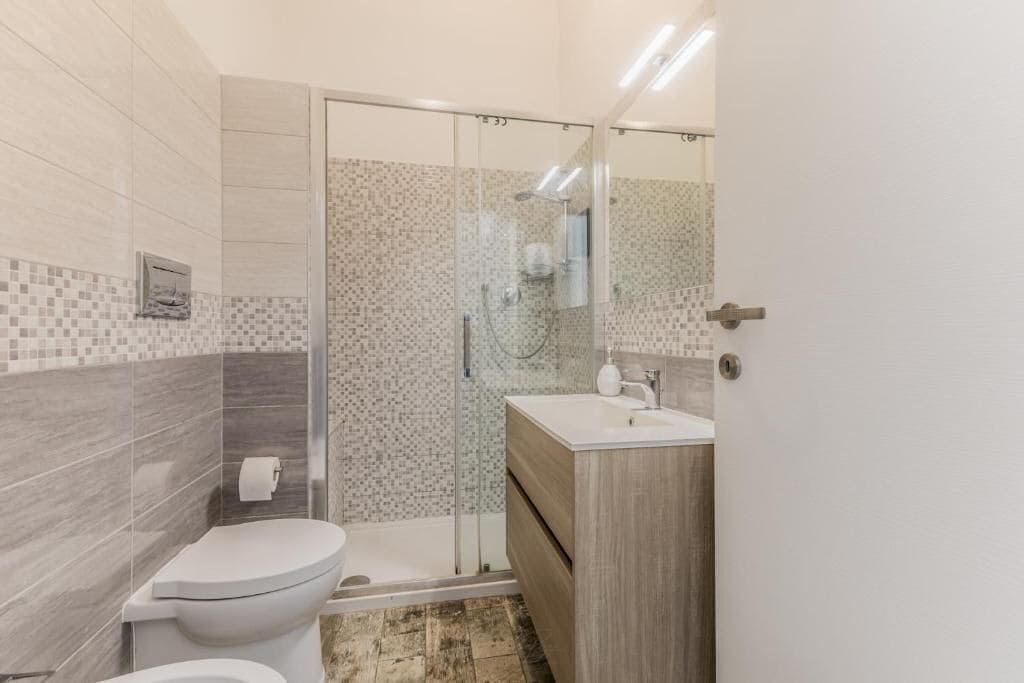 Habitación con 1 cama matrimonial o 2 individuales, balcón | Baño