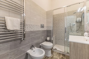 Chambre double ou avec lits jumeaux, balcon | Salle de bain