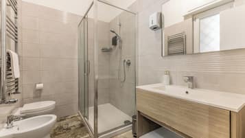 Habitació quàdruple, balcó, vistes al pati | Bany
