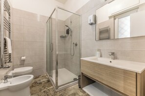 Habitació quàdruple, balcó, vistes al pati | Bany