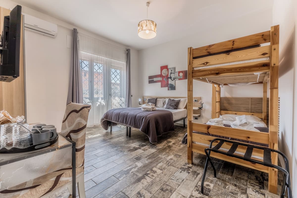 Chambre quadruple, balcon, vue sur la cour intérieure | Accès au Wi-Fi (inclus)