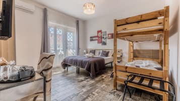 Habitació quàdruple, balcó, vistes al pati | Wifi gratuïta