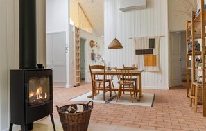 Ein gemütliches Zimmer mit Kamin, Holzmöbeln und einem Holzboden.